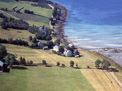 Eidsvåg Aldersheim. Vorpeneset veien opp går til huset.