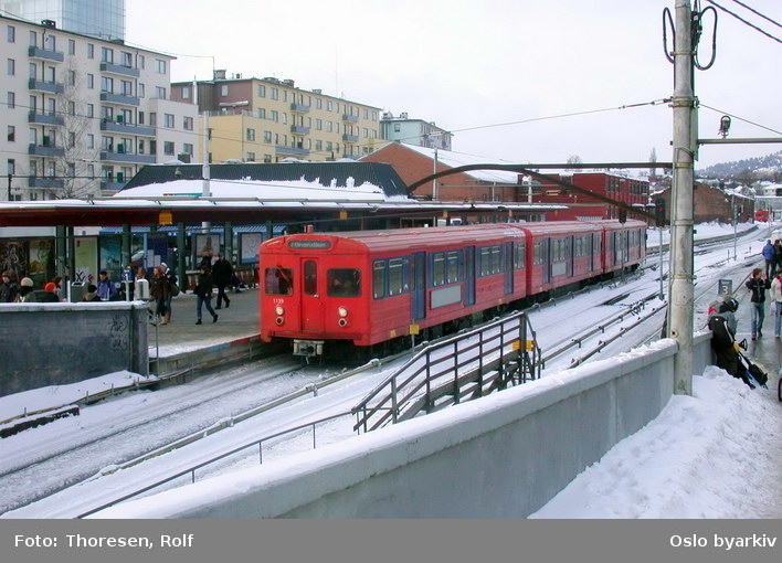 Oslo Sporveier. Majorstuen stasjon. T-banevogn 1139, serie T4, i tog på linje 2 til Ellingsrudåsen ved plattformen.