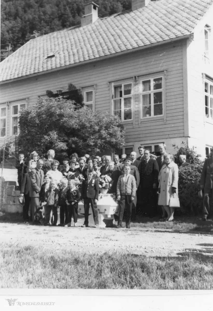 Begravelsen til Ole Misund..Begravelse på Bakken Midsund. Det var Ole Misund som døde i 1962.