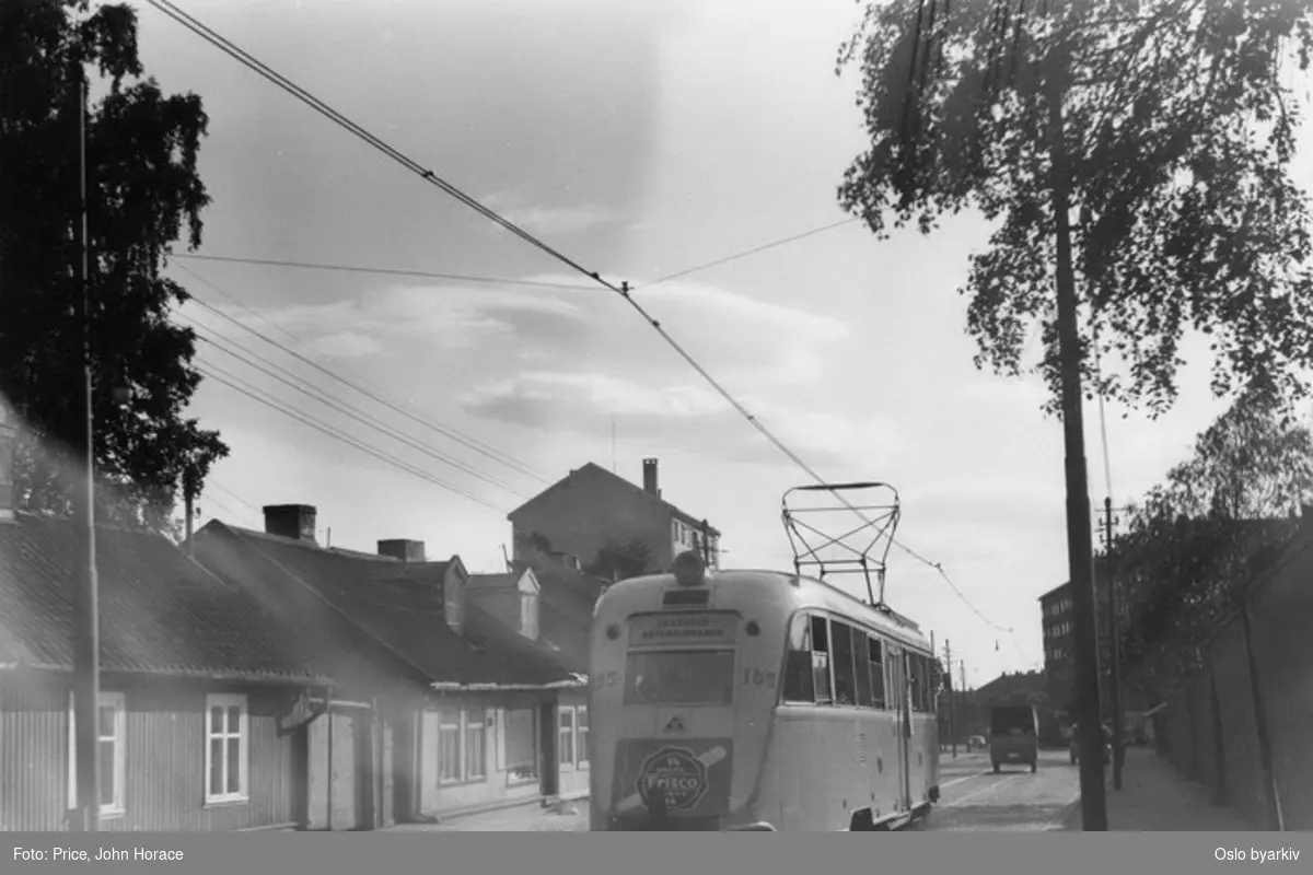 Oslo Sporveier. Forstadsbanetrikk. Trikk motorvogn 185 type Gullfisk B1 på Østensjø-Lilleakerbanen, her nedover Strømsveien ovenfor Galgeberg. Trehus- og småhusmiljø. Gullfisktrikker ble innleid på strekningen fra sporveien i 1939.