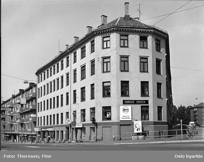 Rehabilitert bygård. Opp-pussede fasader på hjørnegård Sannergata 38 - Dælenenggata. Tannlege Eriksen, Ove´s salong (frisør).