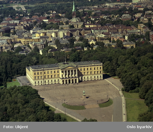Oslo sentrum, Det kongelige slott, Slottsplassen, deler av Slottsparken. Briskeby og Uranienborg kirke i bakgrunnen. (Flyfoto)