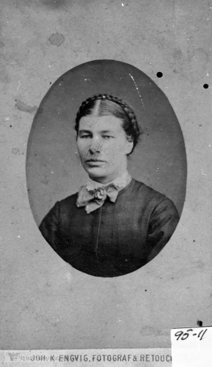 Portrett. Eldri Eriksdatter f.1849 frå Skorgestua. Eldri utv. til Amerika.....ADRESSE: Nesset       Bugge        Bugge........