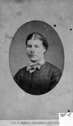 Portrett. Eldri Eriksdatter f.1849 frå Skorgestua. Eldri utv