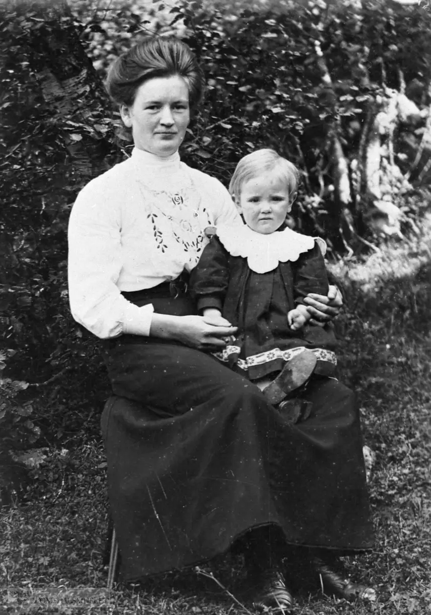 Portrett. Karoline Øverås, f.1894, d.1965 og dattera Hildur g.Danielzick i Tyskland. Hildur f.1916.....