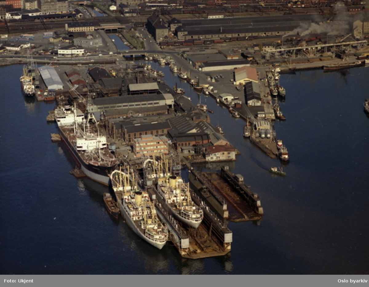 Oslo havn. Skipsverftet Nylands verksted på Paulsenkaia i Bispevika. (Flyfoto)