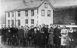 Klassebilde frå Eidsvåg skole i 1914. Fullstendig namneliste