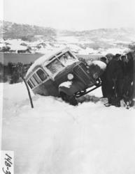 Eira Autos buss utenfor vegen ved Nesset prestegård i Eidsvå