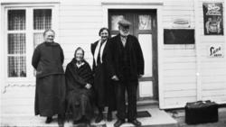 Ved inngangen til John Nilsen`s butikk: