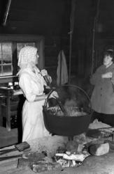 Nesjestranda Husmorlag med flere på Romsdalsmuseet 1984.