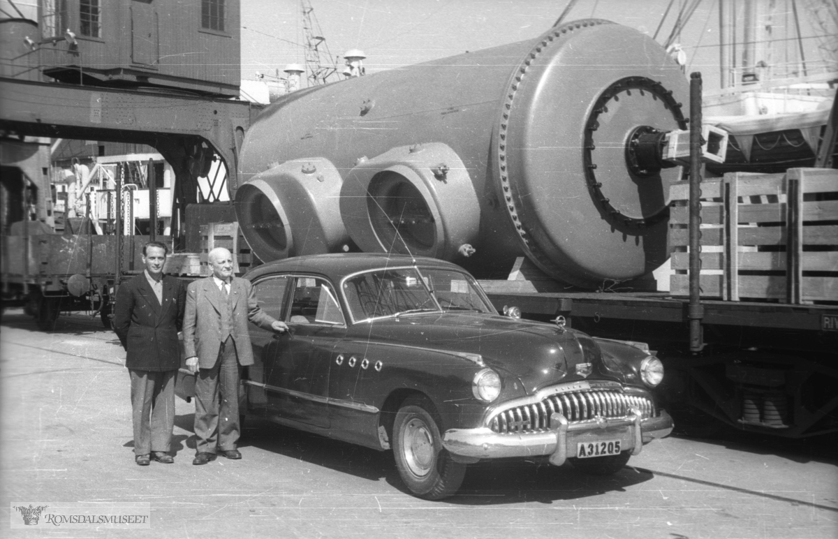 (Filmbeholder 39383, dato 17 Mai 1952) .Den nye roterende kvalkoka klar for turen til Harøya..Reidulf Beinnes ? fra Olden som sjåfør og Sæbjørn som eier av bilen med reg nr A31205..Buicken er en 1949-modell. I og med den har 4 "portholes" på siden av panseret, er den ikke av billigste serie Special, som bare hadde 3. Kanskje en Roadmaster? (Dunham & Rustin: The Buick: A Complete History.) I og med det ikke er bindestrek mellom A og siffer i registreringsskiltet, og dette er smalere enn de norske, er bilen svenskregistrert, i Stockholm.