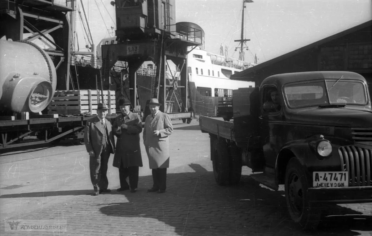 Den nye roterende kvalkoka klar for turen til Harøya..Skipet "Kronprins Olav" i bakgrunnen...Lastebilen er Chevrolet årsmodell 1946-47. A-nr. og jernbanevogn kan tyde på Oslo havn...(Filmbeholder 39383, dato 17 Mai 1952)