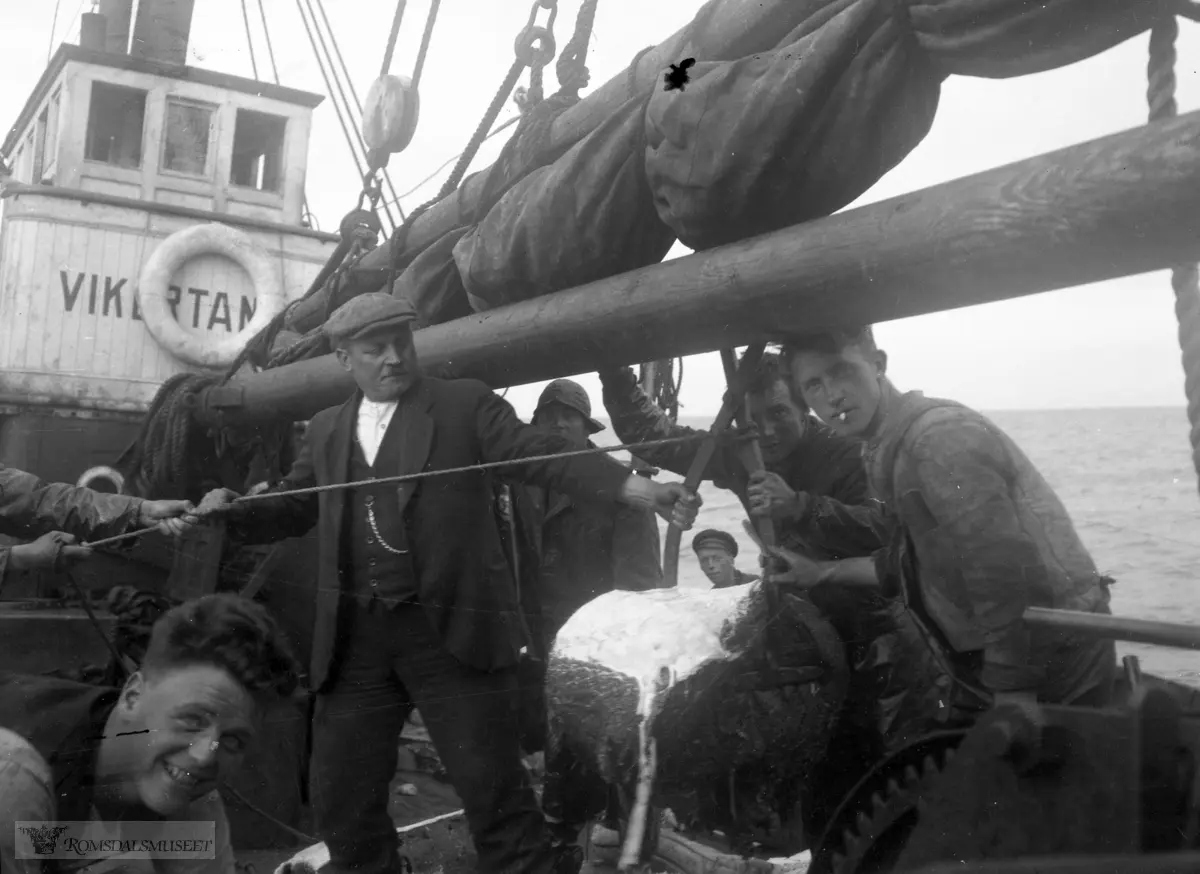 M.25.SØ "Vikertangen" med mannskap og kvalbiffer..Dette er den første båten til brødrene Sæbjørnsen.