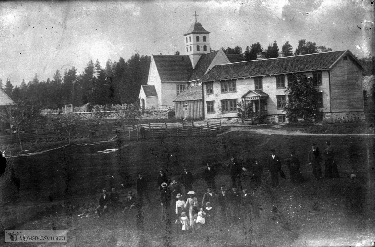 Bolsøgarden og Bolsøya kirke. Dette er nok fotografert av Kirkhorn, kanskje rett etter 1900, da kirken ble revet i 1907. Johan Lillebostad har trolig avfotografert originalen.