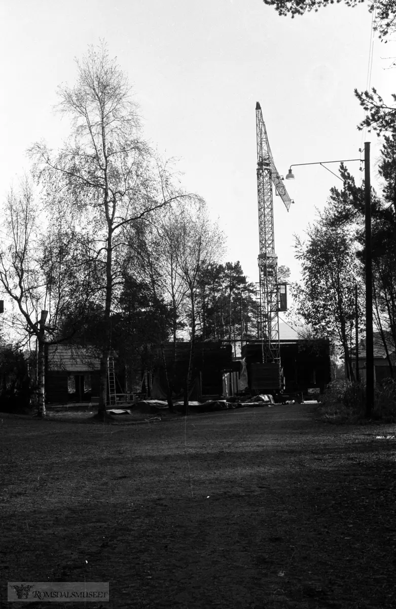 Oppsetting av Kyllingstua sommeren 1985 på Romsdalsmuseet.