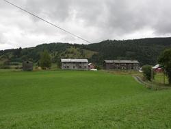 Søstuggu Tverdal (5/5) t.v. og Nordstuggu Tverdal (5/1 og 5/