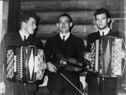 Dahle og Mittet trio frolig fra 1964.