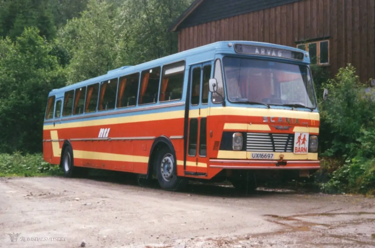 UX16697 var en Scania BR85S personbuss, 1973-modell, med 47 sitteplasser. Karosseriet ble bygd ved Arna Bruk utenfor Bergen. Det var Angvik Auto som kjøpte bussen ny. I 1975 ble dette selskapet overtatt av Mørelinjen, Surnadal. Bussen ble da lakkert i rødt og gult, fargene til Mørelinjen. Antakelig tidlig på 1980-tallet ble bussen kjøpt av Nordre Nordmøre Billag i Aure, og bussen fikk da fargene som på bildet. I 1987 ble dette selskapet fusjonert inn i Nordmøre Trafikkselskap, men bussen beholdt disse fargene. Vi ser initialene til dette selskapet på siden, NTS. Bussen var i trafikk til slutten på 1990-tallet. Den ble solgt til private og brukt til ulike formål. Den gikk da i de samme fargene...(fra Oddbjørn Skjørsæter sine samlinger i Romsdalsarkivet)