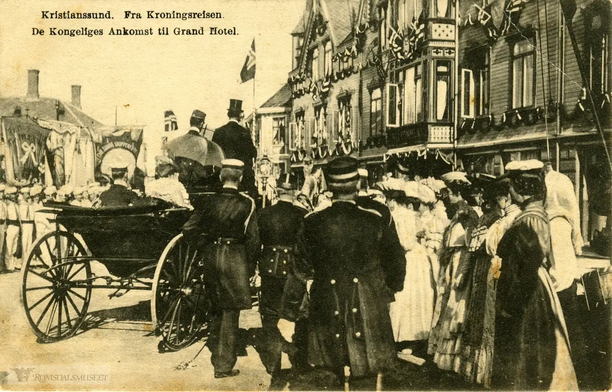 Fra Kroningsreisen i 1906.."De kongeliges ankomst til Grand Hotel"