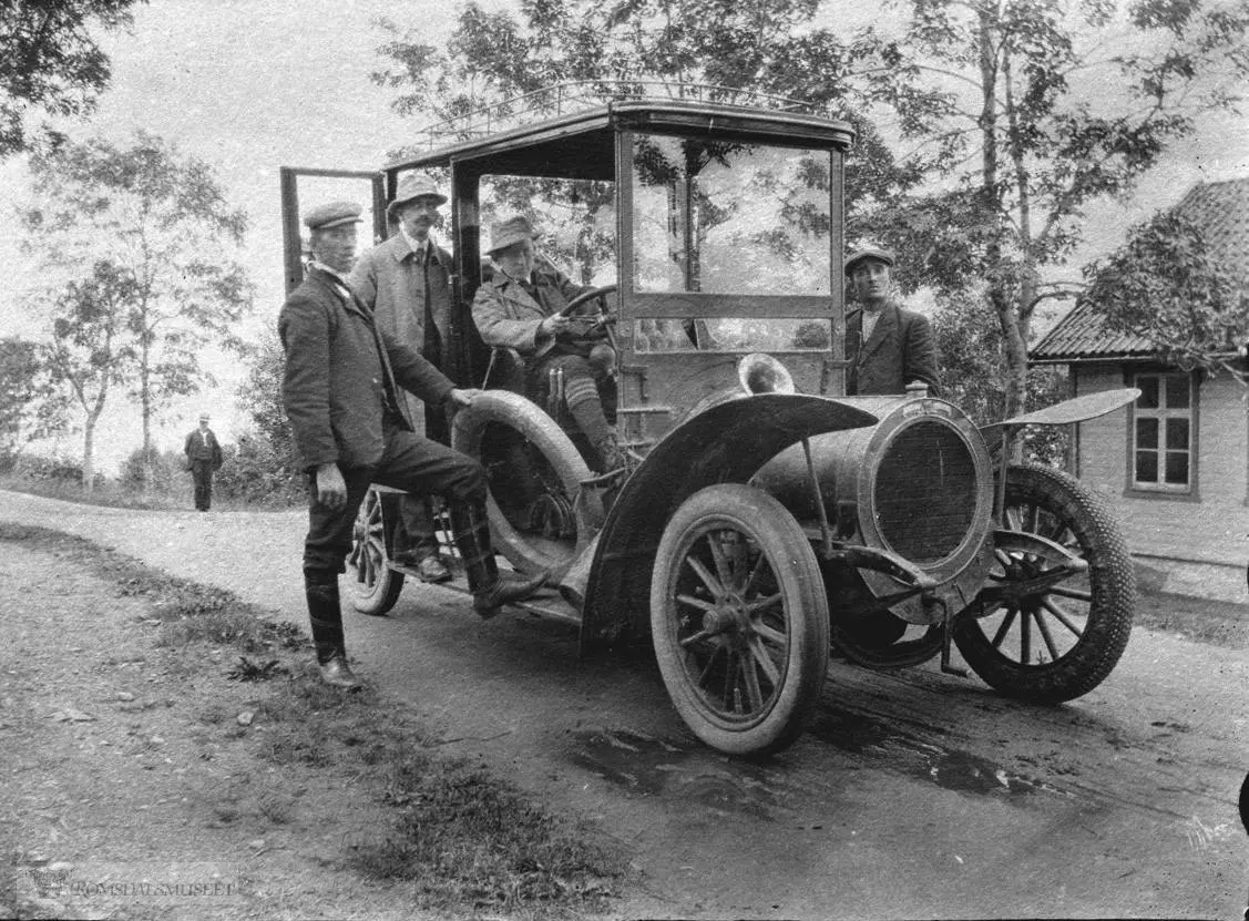 "Delaunay Belleville 1910 Aaroe LAa".Bil som muligens har tilhørt Aarø Auto