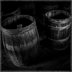 Gamle tønner på Nesset prestegard.."gamle tønner" ."Romsdals