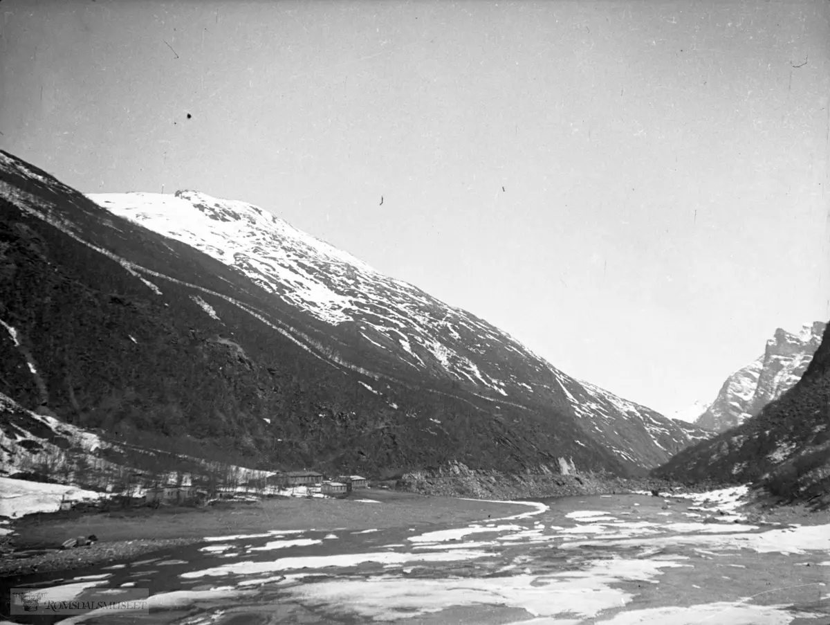 Nedre Sandvatnet med Arbeiderbrakkene i Sandvassøya. .Det var det tyske firmaet Nordag som kjøpte Aura-anlegget av Bergen Privatbank. De tyske planene ble skrinlagt i 1943.