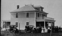 Bolighus og biler.
Kari Dalberg f. Jallen sitt hus.