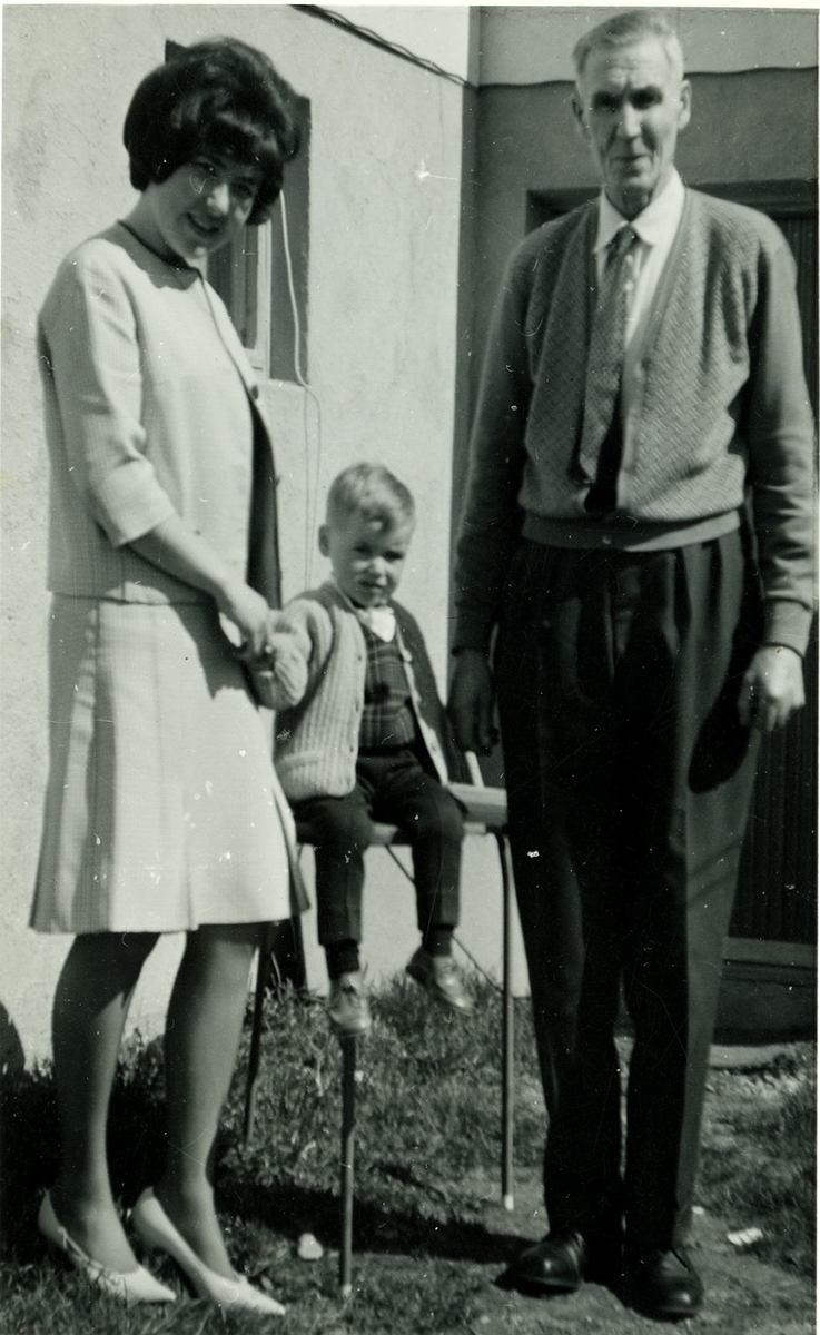 Portrett
Nils Hansegard med to av barnebarna, frå v. Ingeborg Berntsen Livgard og Erik Hansegard