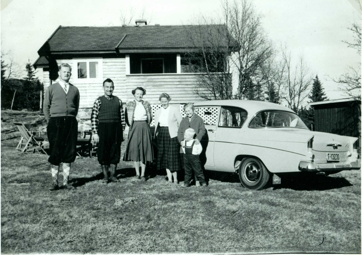 Gruppebilde frå Fjellkvil 1961
fra v.Olav Sevre,Olav Slåtto,Klara Løstegård Slåtto,Sevre , Toril Sevre
og Arne Sevre.
Bilen er ein Opel 1200 (eller tilsvarande 1500?), 1961-62 modell.