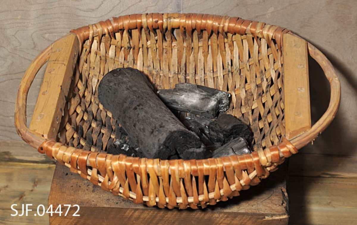 Kolfatet er laget av Ola Trøeng. 
Slike fat ble brukt til å bære kol i under trekolbrenning. 
