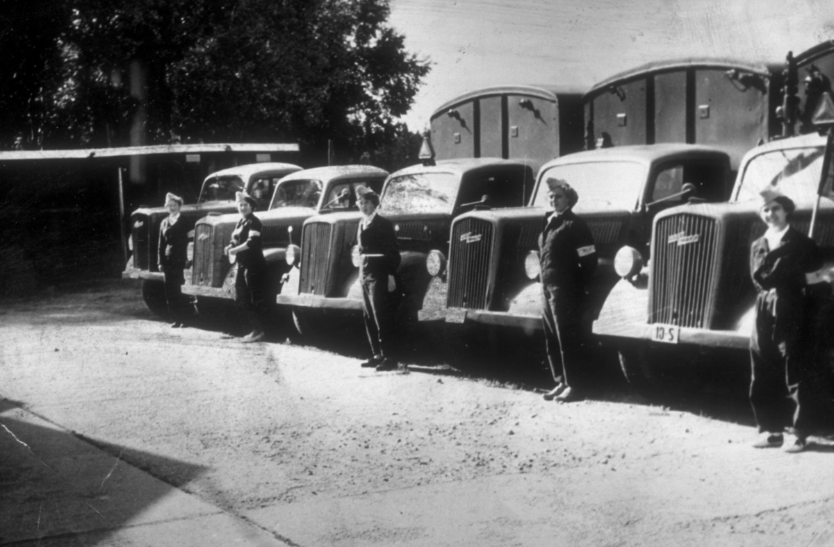 S.O.K. holdt i 1952 kurs for sjøforsvarslottene. Fem lotter fikk førerkort for disse 3 tonns lastebilene.