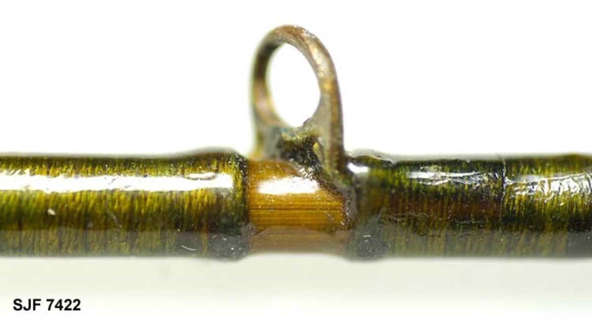 Form: Stanga har sekskantet tverrsnitt
Tredelt splitcane-stang med ekstra topp. Stålkjerne. Stanga er oppbevart i et futeral av seilduk med Hardys merke på. Top- pene ligger oppbevart i en metallsylinder (L:111). Stanga har korkhåndtak. Stanga er enhånds og trolig brukt til ørretfiske. Giverens far var en ivrig sportsfisker og er gitt tittelen "Den fullendte sportsfisker". Se omtale i Villmarksliv 8, 1973. I tillegg til ovennevnte påskrift står det på posen: Olav Orm- stad 1921. På stanga står det i tillegg: The Sournament Rod. 
