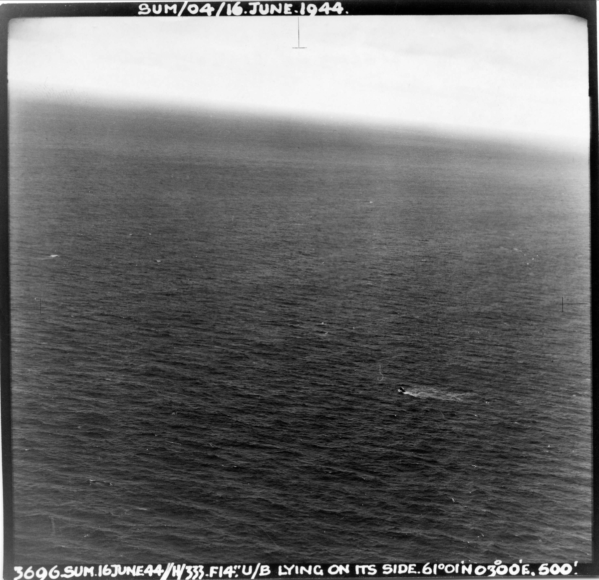 En Mosquito fra 333 skvadronen angriper en tysk ubåt vest for Sognefjorden, 16. juni 1944. Pilot på flyet er major E.U. Johansen.