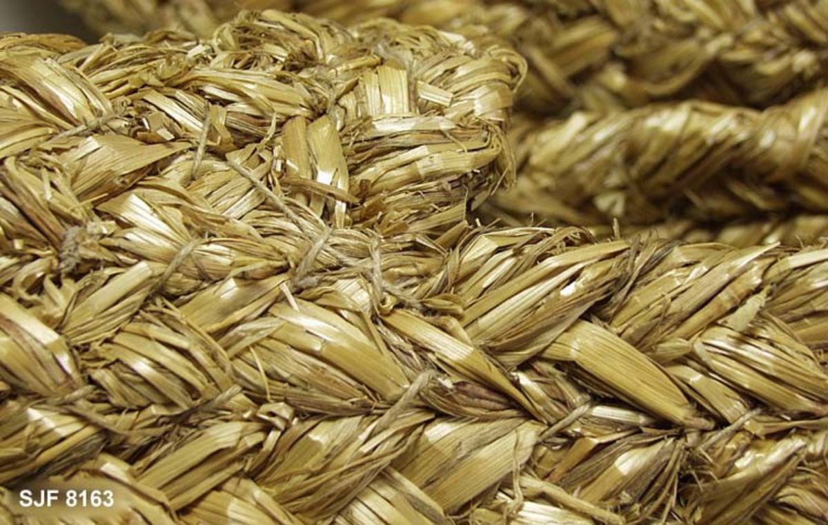 Halmskoene ble brukt til forskjellige bruk som tøffler, utesko og fjøssko. Halmen som er blitt brukt i skoen kommer enten fra havre, hvete eller rugmalm. Ved jobbing med malm må stråene være passe våte. Halm ble brukt til nyttegjenstander. 1 par. 
