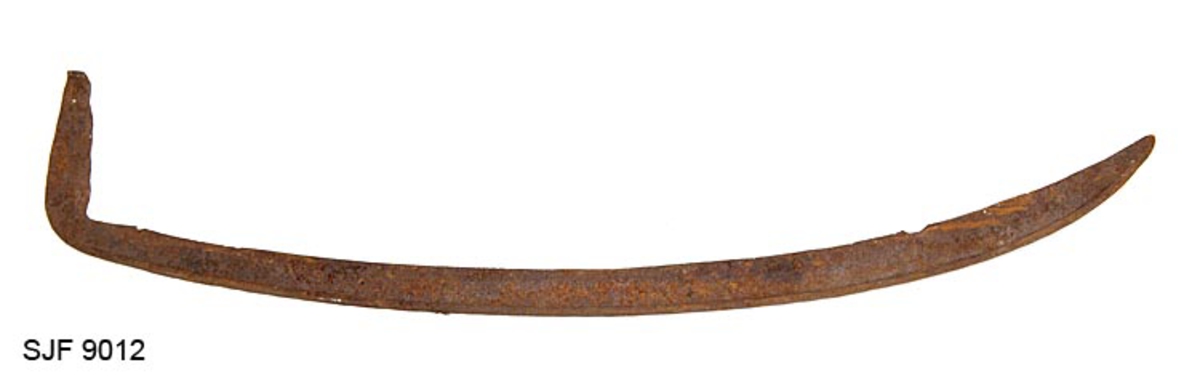 Ljåblad fra smia til smeden Svein Svimbil (1888-1987) i Tinn i Telemark; som ble overlatt til Norsk Skogbruksmuseum i 1991. Bladet er uvanlig kort og smalt, muligens smidd for et stuttorv. Det er 42,6 centimeter langt og opptil 2,0 centimeter bredt. Det er smidd i en slak bue som blir noe krappere mot den spisse ytterenden. Bladet er drøyt 1 centimeter tjukt, men langs den konvekse bladryggen er det smidd en 4 millimeter bred forsterkende kant som skulle forebygge at bladet knakk om slåttekaren var uheldig og slo borti ei tue, en stein eller et annet hardt objekt. Innerst på bladet er det smidd en om lag 5,5 centimeter lang arm (målt langs innerkant), noenlunde vinkelrett på egglinja. Denne delen av ljåbladet smalner noe mot ytterenden, der det er en cirka 1,5 centimeter lang oppovervendt pigg. Den nevnte armen skulle ligge an mot en skrå fas nederst på undersida av orvet (ljåskaftet), der piggen skulle stikkes inn i et hull som stabiliserte bladets posisjon når det ble bundet fast, eller i nyere tid skrudd fast ved hjelp av ei stålhylse. Armen er stemplet «S.T. TINN». Dette er initialene til den nevnte smeden, som før han i 1918 kjøpte småbruket Svimbil, brukte etternavnet Tverberg.