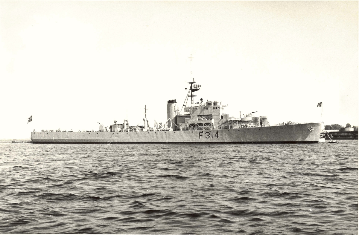 Motiv: KNM "Troll" (F314) River klasse fregatt. 4/5 styrbord side
