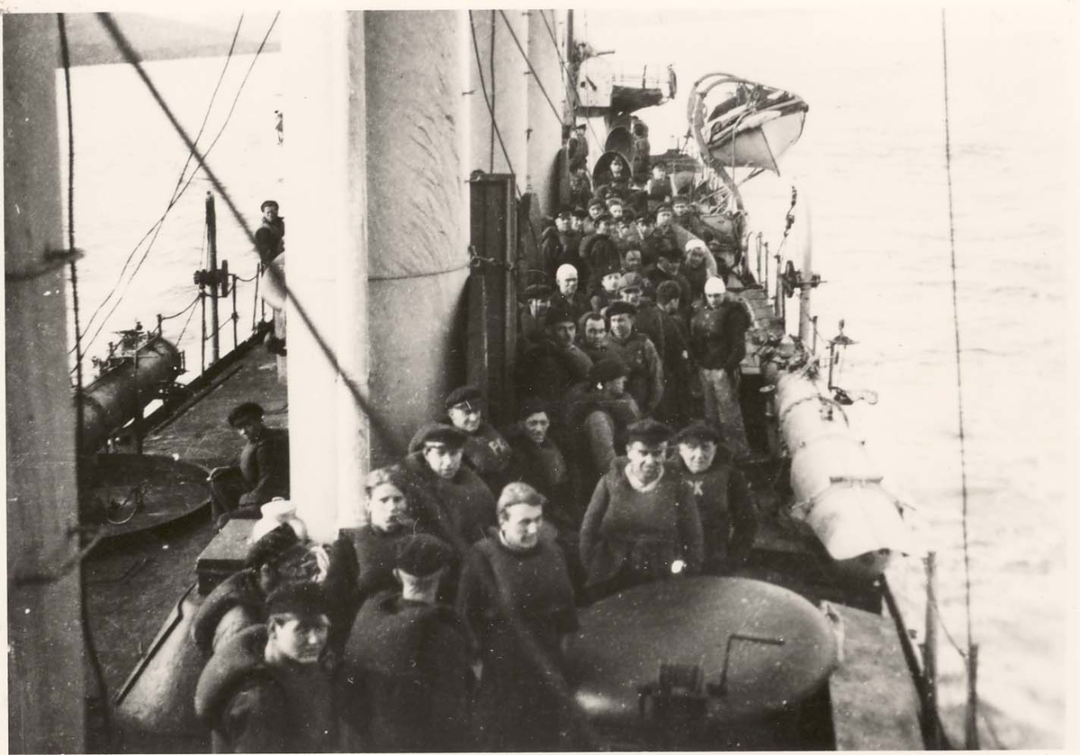 Motiv: Jageren DRAUG på vei til Sullom Voe på Shetland med 57 tyske sjøfolk som krigsfanger.