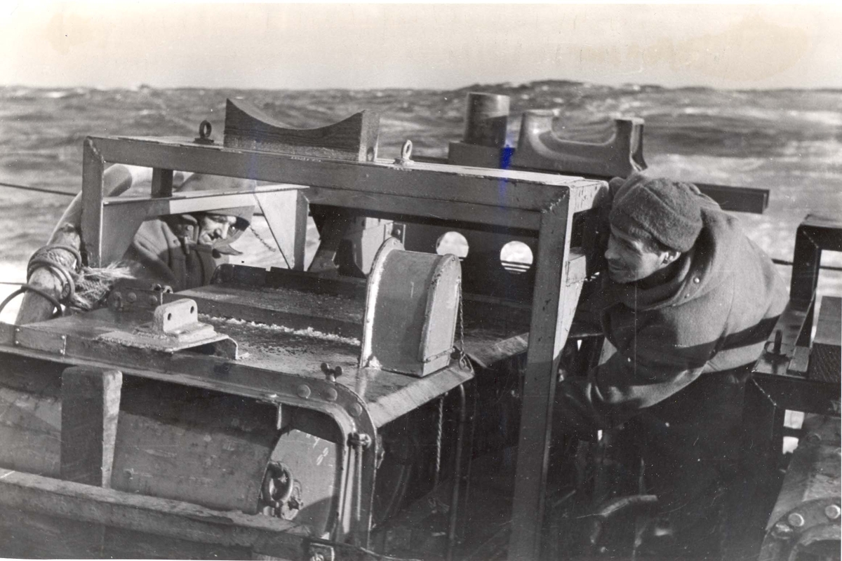Enkeltbilde. Jageren Stord i konvoy til Murmansk. På jobb med dypvannsminer under en fire dagers lang kamp mot de tyske ubåtene nord for den Norske kyst.