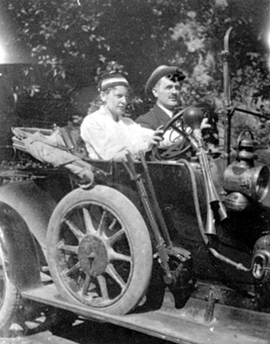 Hamar, Ida Erichsen og hennes svoger Jacob Erichsen kjører bil, en Opel type 5/14 med reservehjul på siden, 
