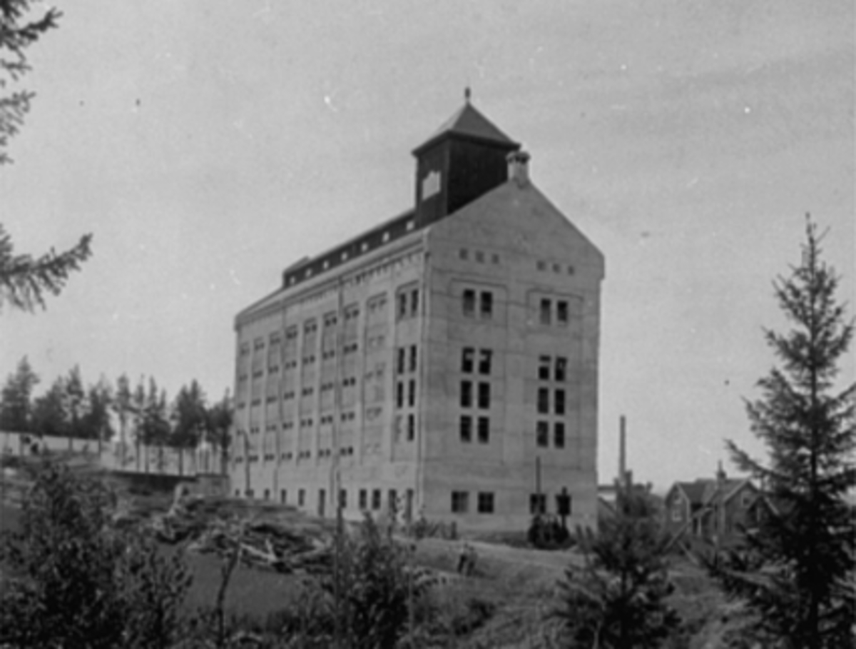 EKSTERIØR KORNSILOEN, KORNMAGASINET PÅ STORHAMAR, NYBYGG. 
Påbegynt i juli 1918, sto ferdig i 1919. Det sjuetasjes store bygget kunne romme 50 000 tønner korn, ca en sekstendel av landets årlige forbruk. 