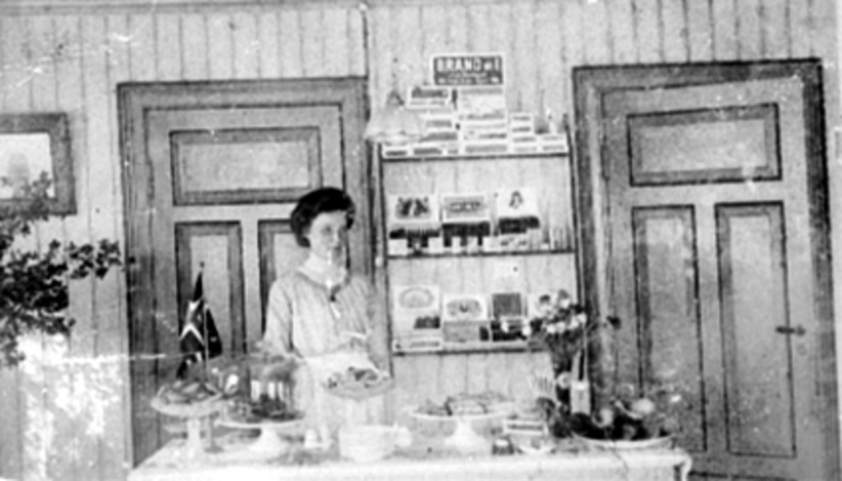 Hamar, Torggata 13, Kjøkkensalongen kafeteria, bak kakedisken: Klara Nyhus, 
Margit Havskolt var kafevertinnie i 1939