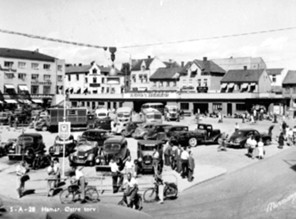 Postkort, Hamar, Østre Torg, rutebilstasjon, parkerte biler og busser, byjubileumsplakat 1949, 

