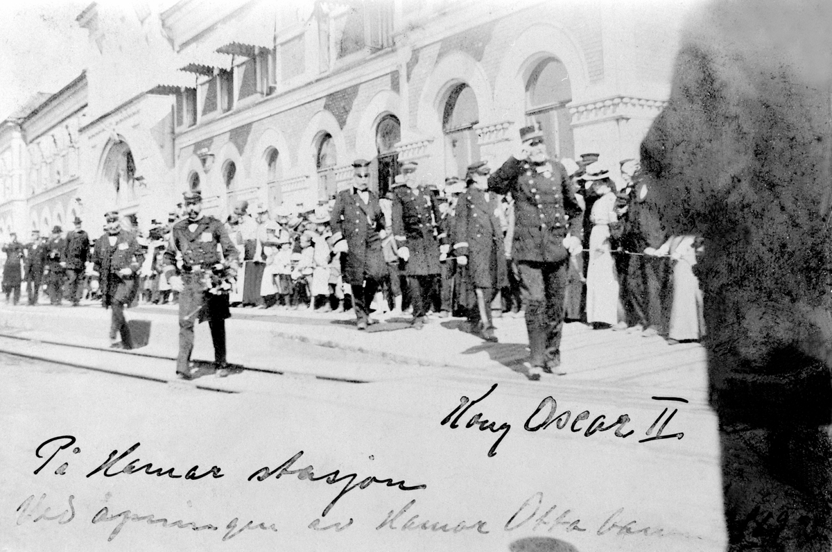 Hamar jernbanestasjon, kong Oscar II på perrongen ved åpning av Hamar - Ottabanen 25. september 1894, 