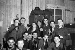 TYSKE SOLDATER FEIERER JUL, INTERIØR BRAKKE, SOLDATER, MILIT