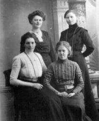 Fire unge damer. Bak er Kristine Helset, Julie Vien (Alhaug)