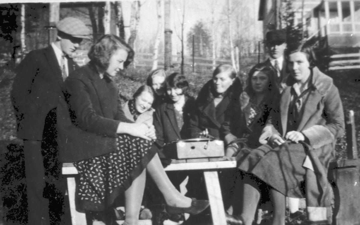 Ringsaker Fylkesskole, fra 1939 Ringsaker Folkehøgskole. elever lytter til musikk fra sveivegrammofon.