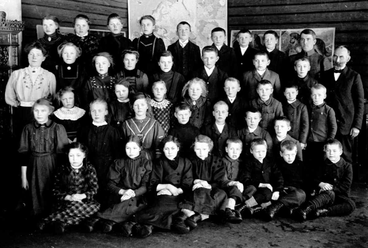 Elever og lærere ved Gålås skole, Furnes, Ringsaker. Marthe Herseth var lærerinne.