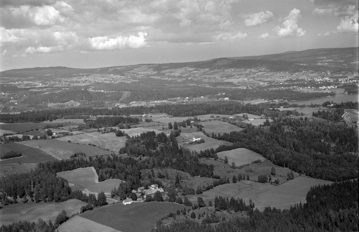 Flyfoto av Stensengdalen, Ringsaker. Utsikt mot Mjøsa og Brumunddal.