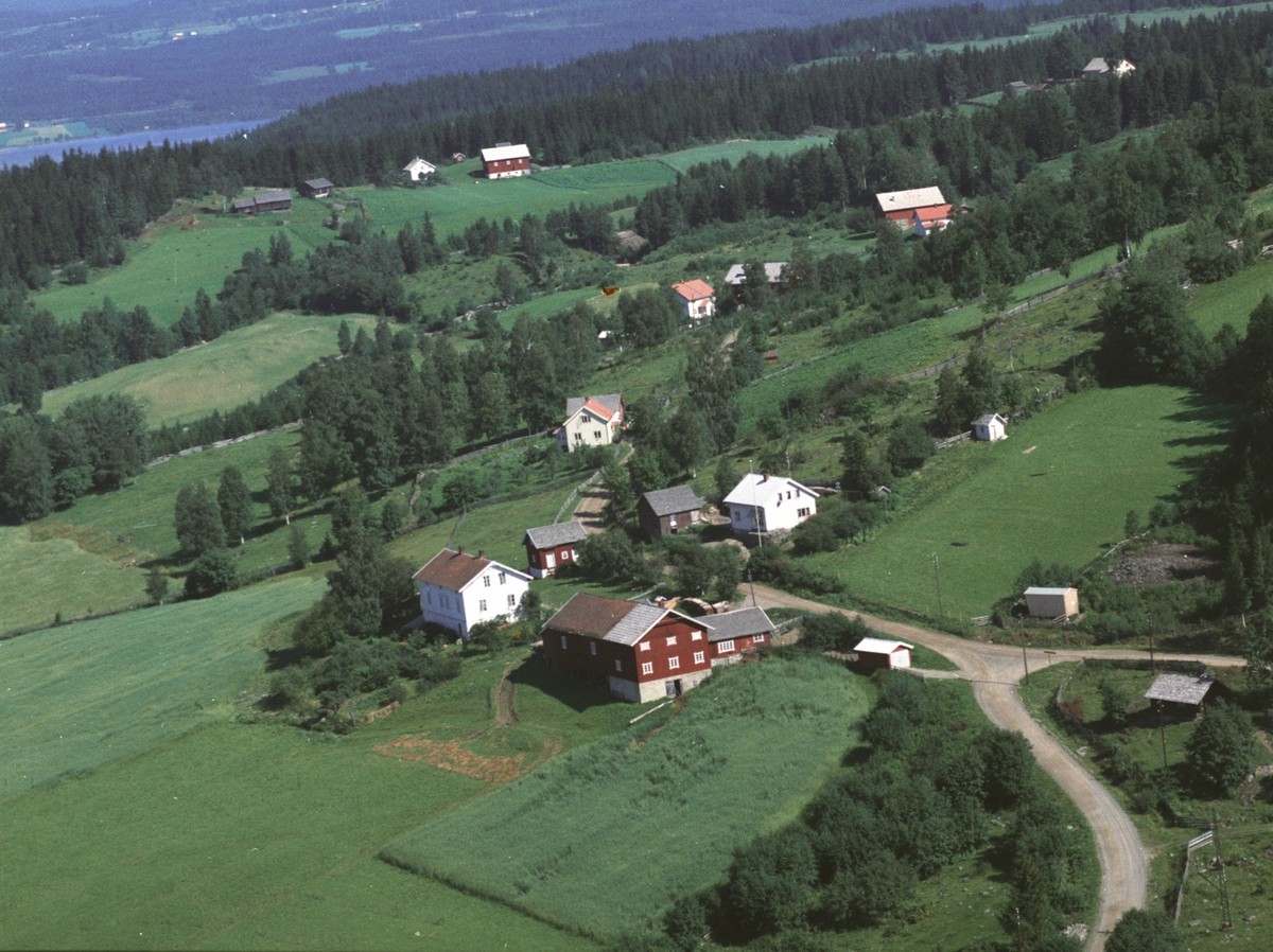 Flyfoto av boliger og landbruk ved Norheimvegen, Brøttum, Ringsaker.