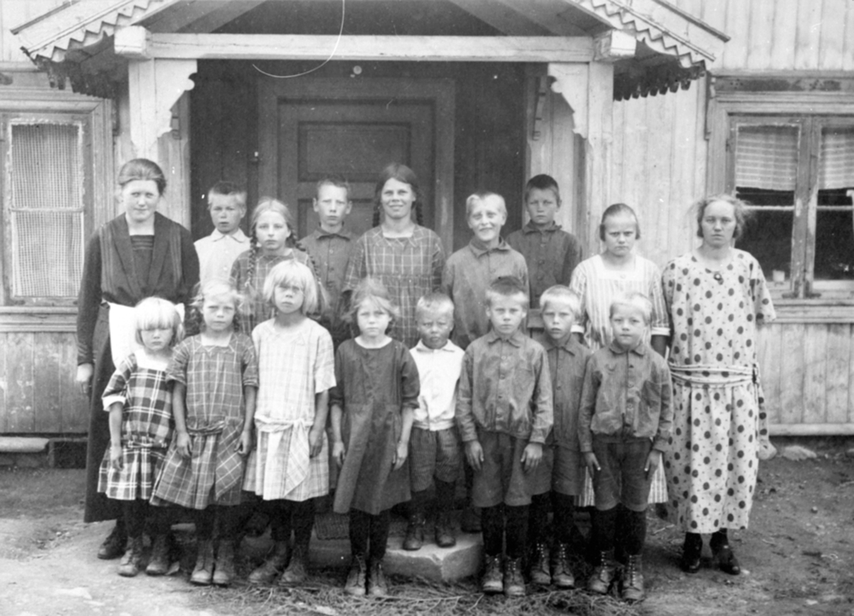 Ringsaker, Veldre, gruppe 15 barn og 2 pleiere ved Hagen barnehjem, Agnes Tajet i midten med fletter